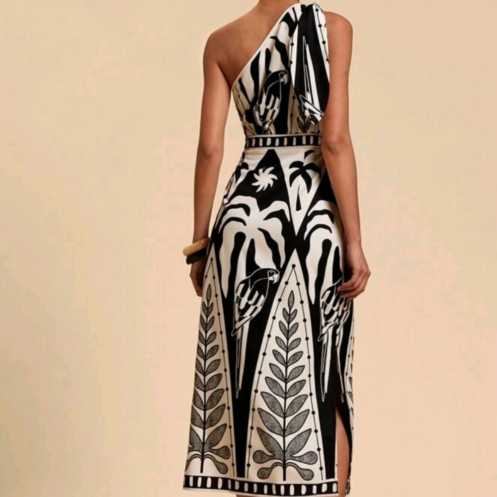 Black and White One-Shoulder Dress - Picture 4 of 4